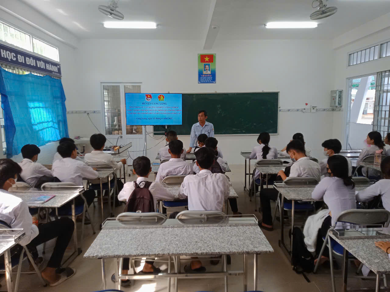 HUYỆN ĐOÀN – HỘI ĐỒNG ĐỘI HUYỆN TỔ CHỨC HOẠT ĐỘNG TƯ VẤN HƯỚNG NGHIỆP VÀ TRẢI NGHỆM NGHỀ NGHIỆP CHO ĐỘI VIÊN LỚN THÔNG QUA CHƯƠNG TRÌNH TUỔI TRẺ VIỆT NAM RÈN ĐỨC LUYỆN TÀI DẪN DẮT TƯƠNG LAI