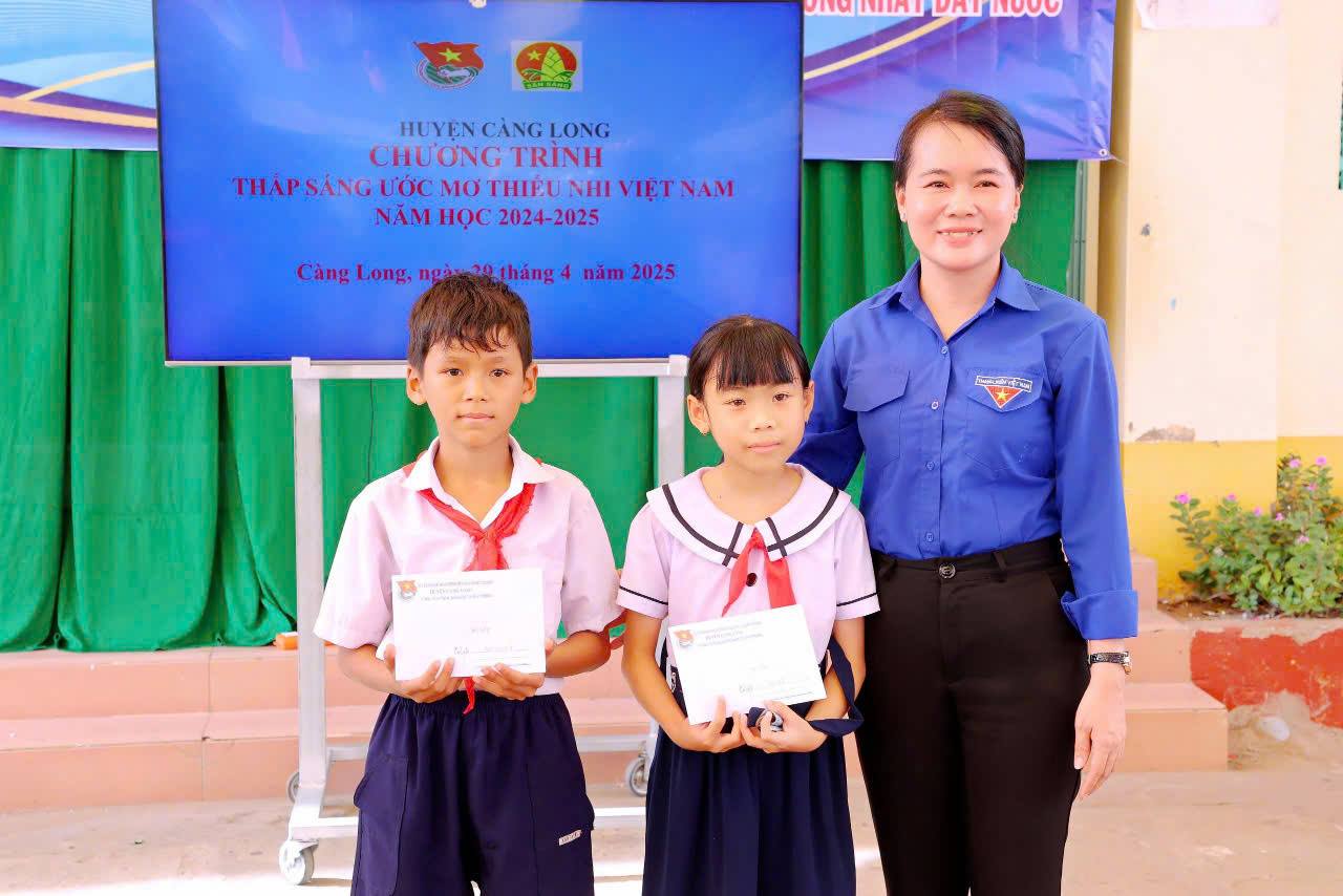 HUYỆN ĐOÀN – HỘI ĐỒNG ĐỘI HUYỆN CÀNG LONG TỔ CHỨC CHƯƠNG TRÌNH “THẮP SÁNG ƯỚC MƠ THIẾU NHI VIỆT NAM” – KỶ NIỆM 84 NĂM NGÀY THÀNH LẬP ĐỘI TNTP HỒ CHÍ MINH (15/5/1941-15/5/2025)