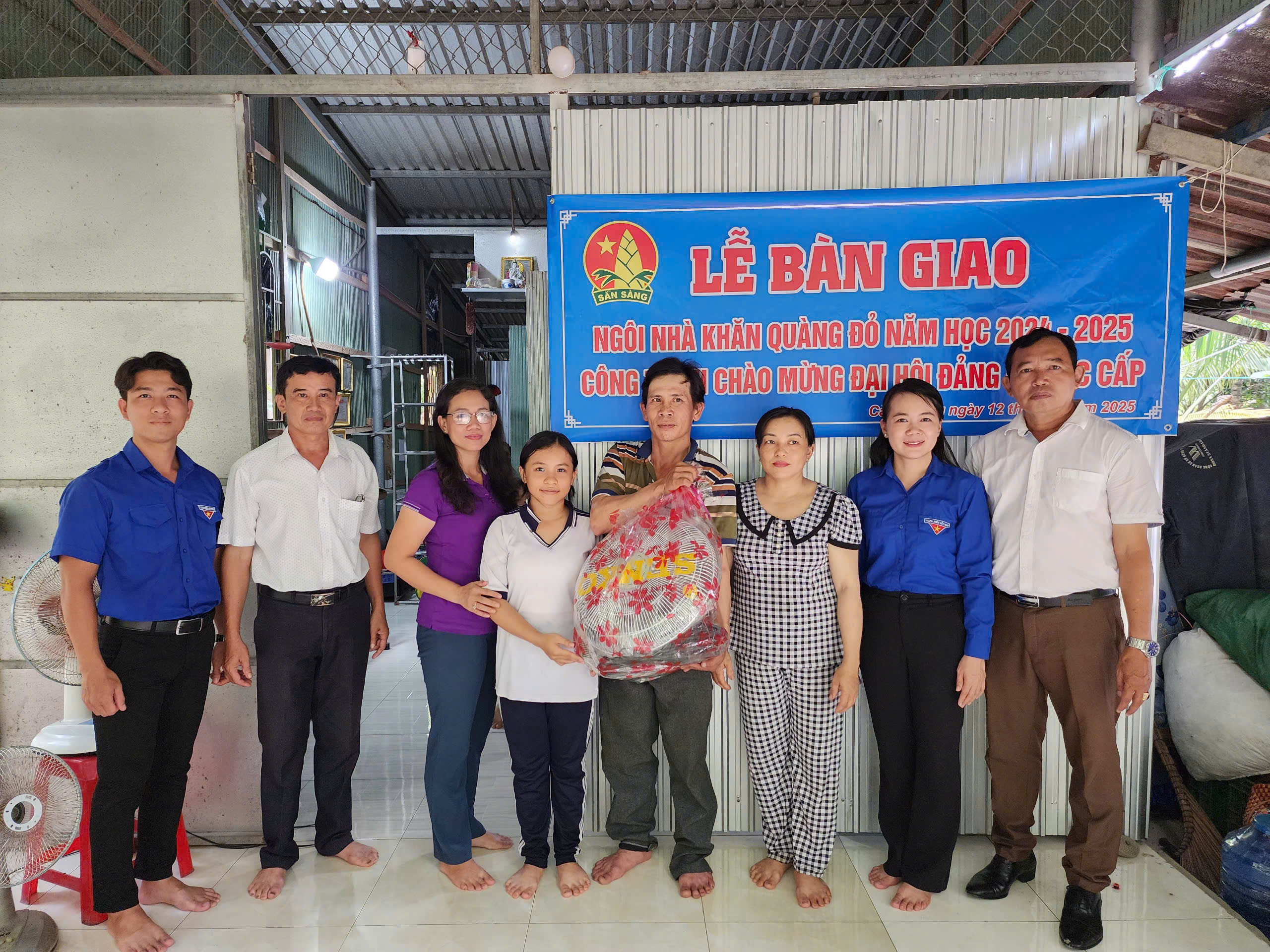HỘI ĐỒNG ĐỘI HUYỆN CÀNG LONG TỔ CHỨC LỄ BÀN GIAO NHÀ KHĂN QUÀNG ĐỎ NĂM HỌC 2024-2025- CÔNG TRÌNH CHÀO MỪNG ĐẠI HỘI ĐẢNG BỘ CÁC CẤP